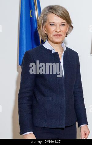 Bruxelles, Belgique. 25 novembre 2024. France la ministre de l'Education nationale Anne Genetet pose pour le photographe lors d'une rencontre entre les ministres de l'Education de France et de la 'Fédération Wallonie Bruxelles' Gouvernement belge de la Communauté française, lundi 25 novembre 2024 à Bruxelles. BELGA PHOTO HATIM KAGHAT crédit : Belga News Agency/Alamy Live News Banque D'Images