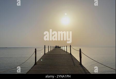 Coucher de soleil matin sur la jetée sur le récif de la maison en Egypte, mer Rouge Banque D'Images