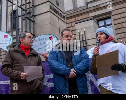 Lieber Bundesrat, stoppen Sie Lauterbachs Blindflug Deutschland, Berlin, 22.11.2024, Aktion gegen KrankenhausReform, Gesundheitsbündnisse übergeben Appell zur KrankenhausReform an den Bundesrat, Appell an den Bundesrat : Stoppen Sie Lauterbachs Blindflug Schicken Sie das KHVVG zur Nachbesserung in Dr den Vermittlungsausschuss, Bündnis Klinikrg, Glinikrg, Bürgerhand, Gemg, Gemed. Peter Hoffmann von VDÄÄ Verein demokratischer Ärzt*innen und Krankenhaus statt Fabrik, Ministre Dr Magnus Jung, Laura Valentukeviciute, Sprecherin von Gemeingut in BürgerInnenhand GiB, Â *** cher Federal Banque D'Images