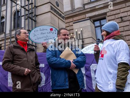 Lieber Bundesrat, stoppen Sie Lauterbachs Blindflug Deutschland, Berlin, 22.11.2024, Aktion gegen KrankenhausReform, Gesundheitsbündnisse übergeben Appell zur KrankenhausReform an den Bundesrat, Appell an den Bundesrat : Stoppen Sie Lauterbachs Blindflug Schicken Sie das KHVVG zur Nachbesserung in den Vermittlungsausschuss, Bündnis Klinikgsausscheiny, Bürgerhand, Übergabe,, glinikrt.n.n.n.n.n.n.n.n.n.n.l. Peter Hoffmann von VDÄÄ Verein demokratischer Ärzt*innen und Krankenhaus statt Fabrik, Minister Dr Magnus Jung, Laura Valentukeviciute, Sprecherin von Gemeingut in BürgerInnenhand GiB, Â Banque D'Images