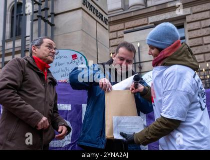 Lieber Bundesrat, stoppen Sie Lauterbachs Blindflug Deutschland, Berlin, 22.11.2024, Aktion gegen KrankenhausReform, Gesundheitsbündnisse übergeben Appell zur KrankenhausReform an den Bundesrat, Appell an den Bundesrat : Stoppen Sie Lauterbachs Blindflug Schicken Sie das KHVVG zur Nachbesserung in den Vermittlungsausschuss, Bündnis Klinikgsausscheiny, Bürgerhand, Übergabe,, glinikrt.n.n.n.n.n.n.n.n.n.n.l. Peter Hoffmann von VDÄÄ Verein demokratischer Ärzt*innen und Krankenhaus statt Fabrik, Minister Dr Magnus Jung, Laura Valentukeviciute, Sprecherin von Gemeingut in BürgerInnenhand GiB, Â Banque D'Images