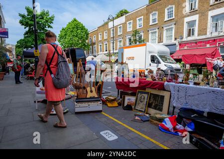 Londres - 17 06 2022 : les gens regardent des articles vintage au Portobello Road Market Banque D'Images