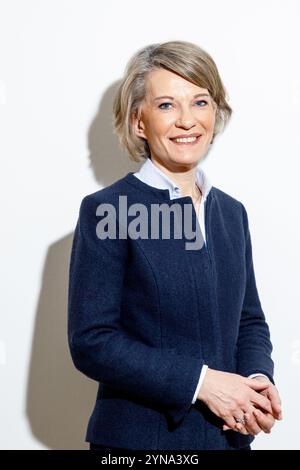 Bruxelles, Belgique. 25 novembre 2024. France la ministre de l'Education nationale Anne Genetet pose pour le photographe lors d'une rencontre entre les ministres de l'Education de France et de la 'Fédération Wallonie Bruxelles' Gouvernement belge de la Communauté française, lundi 25 novembre 2024 à Bruxelles. BELGA PHOTO HATIM KAGHAT crédit : Belga News Agency/Alamy Live News Banque D'Images