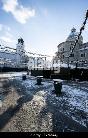 Neuschnee und Wintereinbruch in der Festspiel- und Mozartstadt Salzburg am Morgen des 22.11.2024. IM Bild : Der noch geschlossene Adventmarkt à Salzbourg // neige fraîche et début de l'hiver dans le festival et Mozart ville de Salzbourg le matin du 22 novembre 2024. Dans la photo : le marché de l'Avent encore fermé à Salzbourg - 20241122 PD2533 Banque D'Images