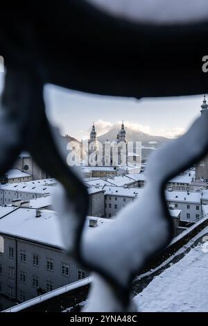 Neuschnee und Wintereinbruch in der Festspiel- und Mozartstadt Salzburg am Morgen des 22.11.2024. IM Bild : Ausblick auf die frisch verschneite Stadt Salzburg und die Kirchtürme der Domstadt // neige fraîche et début de l'hiver dans le festival et Mozart ville de Salzbourg le matin du 22 novembre 2024. Sur l'image : vue de la ville fraîchement enneigée de Salzbourg et de la forteresse de Hohensalzburg - 20241122 PD2550 crédit : APA-PictureDesk/Alamy Live News Banque D'Images