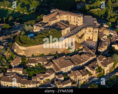 France, Drôme (26), Grignan, labellisé les plus beaux villages de France, le village avec le château où vivait Madame de Sévigné et la collégiale Saint-Sauveur où se trouve le tombeau de la marquise (vue aérienne) Banque D'Images