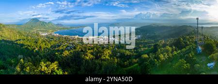 Papouasie-Nouvelle-Guinée, province de Nouvelle-Bretagne orientale, archipel Bismarck, île de Nouvelle-Bretagne, péninsule de Gazelle, district de Kokopo, baie de Rabaul, ville de Rabaul, île de Matupit, volcans de Tavurvur et Rabalanakaia Banque D'Images