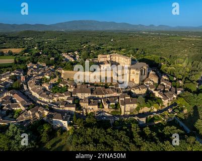 France, Drôme (26), Grignan, labellisé les plus beaux villages de France, le village avec le château où vivait Madame de Sévigné et la collégiale Saint-Sauveur où se trouve le tombeau de la marquise (vue aérienne) Banque D'Images