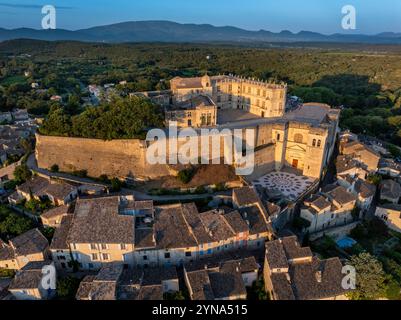 France, Drôme (26), Grignan, labellisé les plus beaux villages de France, le village avec le château où vivait Madame de Sévigné et la collégiale Saint-Sauveur où se trouve le tombeau de la marquise (vue aérienne) Banque D'Images