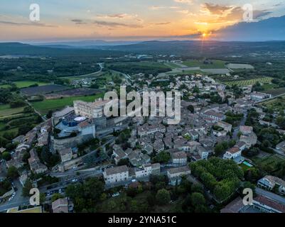 France, Drôme (26), Grignan, labellisé les plus beaux villages de France, le village avec le château où vivait Madame de Sévigné et la collégiale Saint-Sauveur où se trouve le tombeau de la marquise (vue aérienne) Banque D'Images