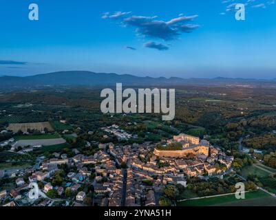 France, Drôme (26), Grignan, labellisé les plus beaux villages de France, le village avec le château où vivait Madame de Sévigné et la collégiale Saint-Sauveur où se trouve le tombeau de la marquise (vue aérienne) Banque D'Images