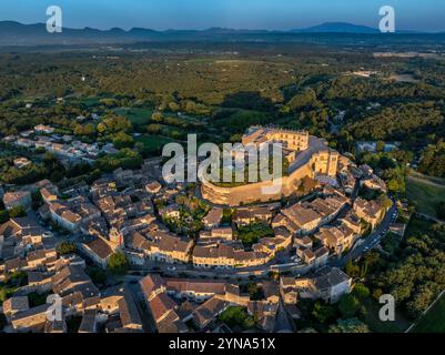 France, Drôme (26), Grignan, labellisé les plus beaux villages de France, le village avec le château où vivait Madame de Sévigné et la collégiale Saint-Sauveur où se trouve le tombeau de la marquise (vue aérienne) Banque D'Images