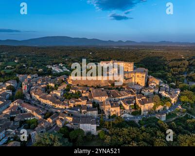 France, Drôme (26), Grignan, labellisé les plus beaux villages de France, le village avec le château où vivait Madame de Sévigné et la collégiale Saint-Sauveur où se trouve le tombeau de la marquise (vue aérienne) Banque D'Images