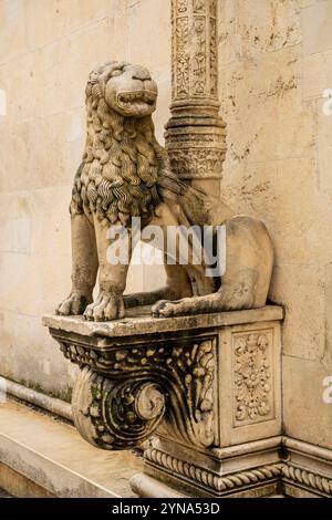 Croatie, Dalmatie, comté de Sibenik-Knin, côte dalmate, Sibenik, cathédrale James, classée au patrimoine mondial de l'UNESCO, lion sculpté à la porte Banque D'Images