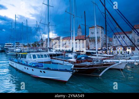 Croatie, Dalmatie, côte dalmate, Trogir, centre historique classé au patrimoine mondial de l'UNESCO, couvent bénédictin de tous Nicolas dont le clocher peut être vu dans le centre et la cathédrale de tous Lawrence de Trogir Banque D'Images