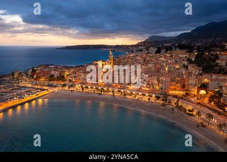 France, Alpes Maritimes, Côte d'Azur, Menton, vue aérienne de la vieille ville dominée par la basilique Saint-Michel-Archange (vue aérienne) Banque D'Images