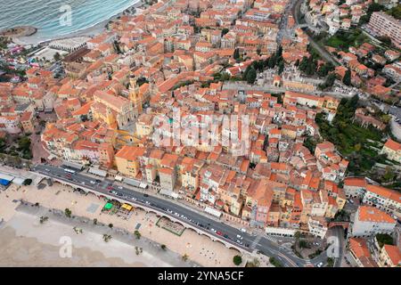 France, Alpes Maritimes, Côte d'Azur, Menton, vue aérienne de la vieille ville dominée par la basilique Saint-Michel-Archange (vue aérienne) Banque D'Images