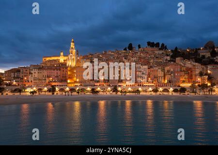 France, Alpes Maritimes, Côte d'Azur, Menton, vue aérienne de la vieille ville dominée par la basilique Saint-Michel-Archange (vue aérienne) Banque D'Images