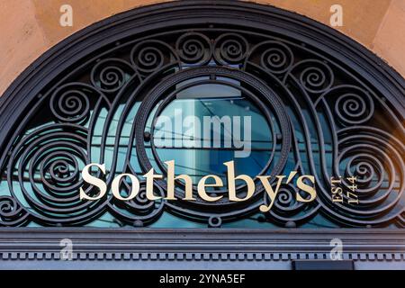 Enseigne et logo à l'entrée du bâtiment Sotheby's à Genève. Sotheby's est une multinationale spécialisée dans les objets d'art et de luxe Banque D'Images