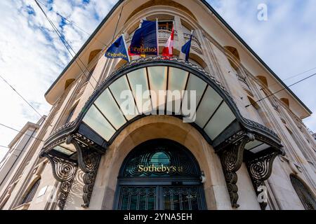 Entrée du bâtiment Sotheby's à Genève. Sotheby's est une multinationale spécialisée dans les ventes aux enchères d'objets d'art et de luxe Banque D'Images