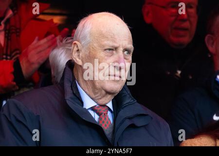 Oslo, Norvège. 24 novembre 2024. Sa majesté le roi Harald V de Norvège vu lors de la finale de la Coupe féminine, Cupfinalen Kvinner 2024, entre Rosenborg et Vaalerenga au stade Ullevaal à Oslo. Crédit : Gonzales photo/Alamy Live News Banque D'Images
