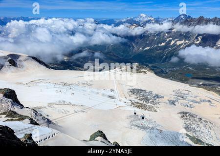 Suisse, Canton du Valais, Zermatt, Matterhorn Glacier Paradise (3883m), piste de ski Theodulpass (3301m), Italie en arrière-plan Banque D'Images