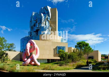 France, Bouches du Rhône, Arles, Parc des ateliers, LUMA Arles, complexe artistique et culturel créé par la Fondation LUMA de Maja Hoffmann, l'architecte Frank Gehry, la sculpture Krauses Gekrose de Franz West Banque D'Images