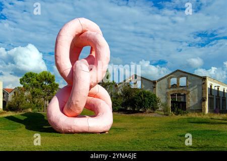 France, Bouches du Rhône, Arles, Parc des ateliers, Krauses Gekrose sculpture de Franz West et les Forges (ancienne ferronnerie) Banque D'Images