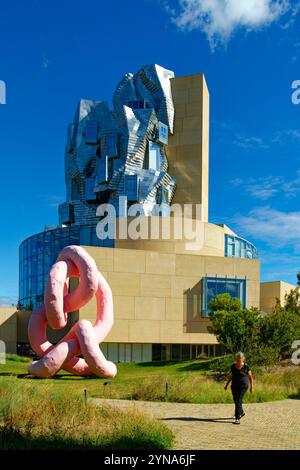 France, Bouches du Rhône, Arles, Parc des ateliers, LUMA Arles, complexe artistique et culturel créé par la Fondation LUMA de Maja Hoffmann, l'architecte Frank Gehry, la sculpture Krauses Gekrose de Franz West Banque D'Images