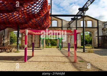 France, Bouches du Rhône, Arles, Parc des ateliers, Krauses Gekrose sculpture de Franz West et les Forges (ancienne ferronnerie) Banque D'Images