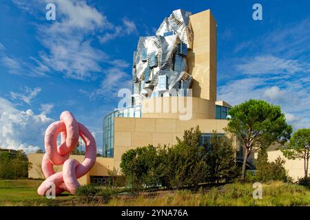 France, Bouches du Rhône, Arles, Parc des ateliers, LUMA Arles, complexe artistique et culturel créé par la Fondation LUMA de Maja Hoffmann, l'architecte Frank Gehry, la sculpture Krauses Gekrose de Franz West Banque D'Images