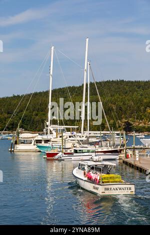 États-Unis, Maine, Bar Harbor, Northeast Harbor, le port et ses bateaux de pêche et de plaisance et ses voiliers Banque D'Images