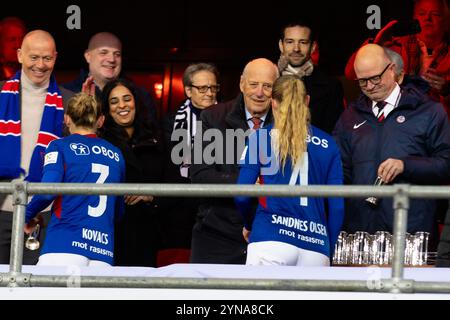 Oslo, Norvège. 24 novembre 2024. Sa majesté le roi Harald V de Norvège vu à la cérémonie de prix de la finale de la Coupe féminine, Cupfinalen Kvinner 2024, entre Rosenborg et Vaalerenga au stade Ullevaal à Oslo. Crédit : Gonzales photo/Alamy Live News Banque D'Images