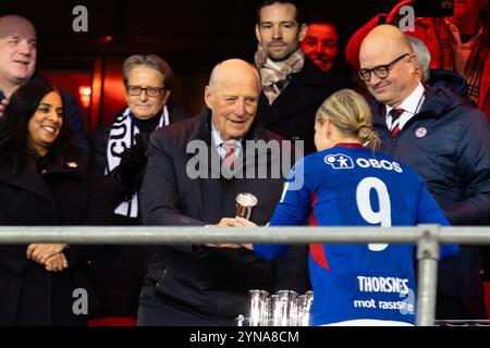 Oslo, Norvège. 24 novembre 2024. Sa majesté le roi Harald V de Norvège vu à la cérémonie de prix de la finale de la Coupe féminine, Cupfinalen Kvinner 2024, entre Rosenborg et Vaalerenga au stade Ullevaal à Oslo. Crédit : Gonzales photo/Alamy Live News Banque D'Images