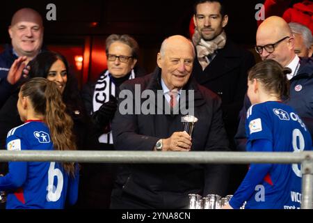 Oslo, Norvège. 24 novembre 2024. Sa majesté le roi Harald V de Norvège vu à la cérémonie de prix de la finale de la Coupe féminine, Cupfinalen Kvinner 2024, entre Rosenborg et Vaalerenga au stade Ullevaal à Oslo. Crédit : Gonzales photo/Alamy Live News Banque D'Images