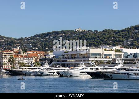 France, Alpes-Maritimes, Cannes, le vieux port et le palais des festivals Banque D'Images