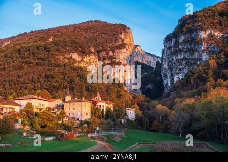 France, Isère, Cognin-les-Gorges, village niché au pied des falaises occidentales du massif du Vercors Banque D'Images