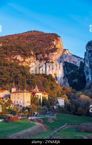 France, Isère, Cognin-les-Gorges, village niché au pied des falaises occidentales du massif du Vercors Banque D'Images