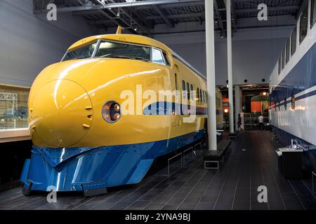 Japon, île de Honshu, Chubu, Aichi, Nagoya, le musée du chemin de fer SCMaglev et le parc ferroviaire, le Shinkansen 0 avec la peinture Doctor Yellow Banque D'Images