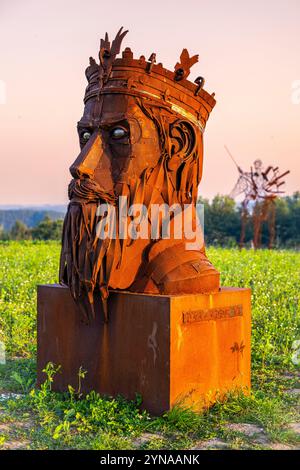 France, somme, Crécy-en-Ponthieu, le champ de bataille de la célèbre bataille de Crécy, en 1346 pendant la guerre de 100 ans, lorsque l'armée anglaise décima la noblesse française, tuant 6 000 personnes. Aujourd’hui, le champ de bataille est marqué par des sculptures créées par un artiste local. Banque D'Images