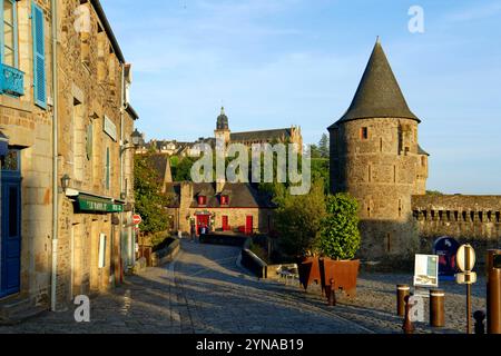 France, Ille et Vilaine, Fougères, quartier médiéval avec château du XIIe siècle et église St Sulpice, en arrière-plan la ville haute avec l'église St Léonard Banque D'Images