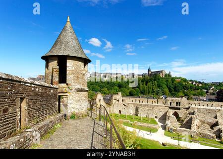 France, Ille et Vilaine, Fougères, quartier médiéval avec château du XIIe siècle et église St Sulpice, en arrière-plan la ville haute avec l'église St Léonard Banque D'Images