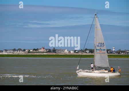 France, somme, Baie de somme, Saint-Valery-sur-somme, Cap Hornu, voilier passant devant le Crotoy dans le canal de la somme à marée haute Banque D'Images