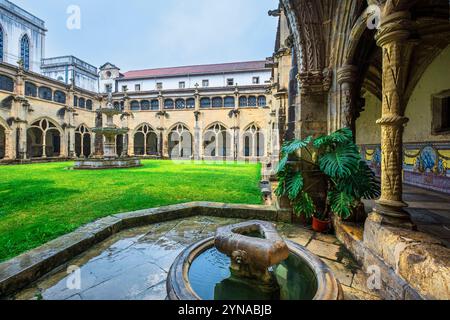 Portugal, région centrale, Coimbra, Sainte Croix (ou Santa Cruz) monastère fondé au XIIe siècle, le cloître Banque D'Images