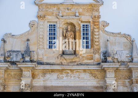 Portugal, région centrale, Coimbra, Université de Coimbra (site du patrimoine mondial) fondée en 1290 par le roi Dinis, Porta Ferrea (porte de fer) Banque D'Images