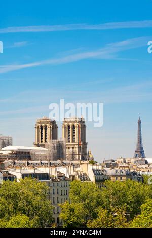 France, Paris, notre Dame de Paris en construction et la Tour Eiffel Banque D'Images