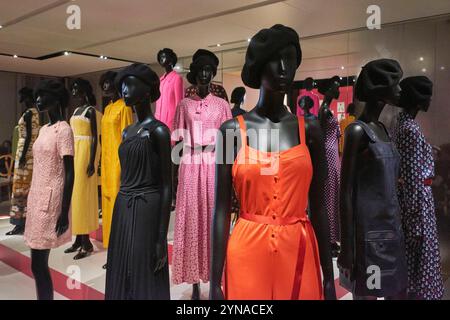 France, Paris, rue François Ier, la Galerie Christian Dior, création de Miss Dior, ligne de prêt-à-porter née en 1967 grâce à Marc Bohan Banque D'Images