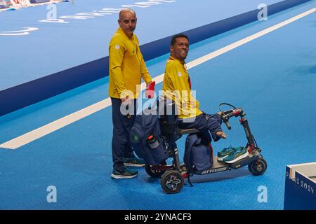 France, hauts de Seine, la Défense, la Défense Arena piscine installée exclusivement pour les Jeux Olympiques et Paralympiques de Paris 2024, épreuves de para natation, le nageur brésilien Gabriel dos Santos Araujo après avoir reçu sa médaille d’or au 100m dos en catégorie S2 avec son entraîneur Banque D'Images