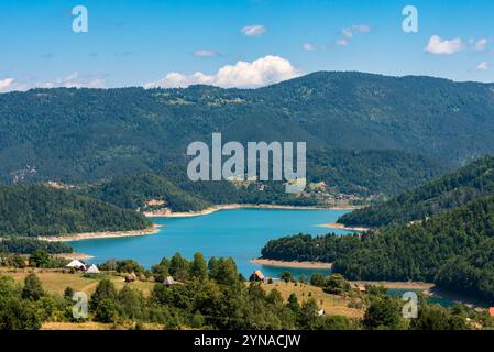 Belle vue sur le lac Zaovine sur la montagne Tara en Serbie. Banque D'Images