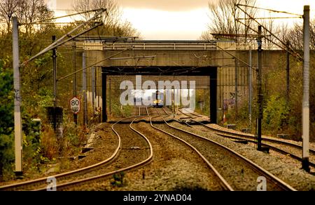 Whitley Bay Tyne et Wear Metro courent sur des lignes de chemin de fer tordues en or en fin d'après-midi Banque D'Images
